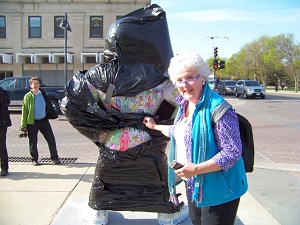 Herky on Parade 2 statue painted by Jo Myers-Walker, being unveiled